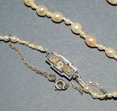 COLLIER composé de 105 perles dont 102 fines,...