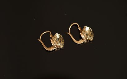 PAIRE DE DORMEUSES en or jaune 18k (750/°°)...