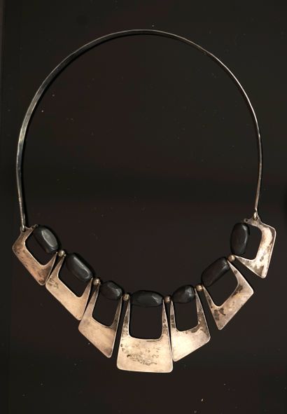 COLLIER semi rigide moderniste en argent...