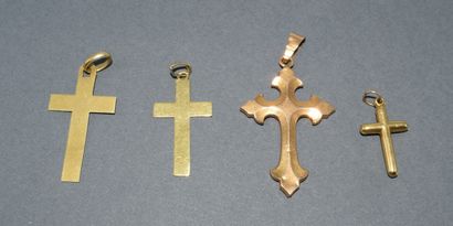 SET OF 4 CROSSES in 18K (750/°°) yellow gold....