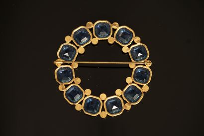 BROCHE ronde en métal doré agrémentée de...