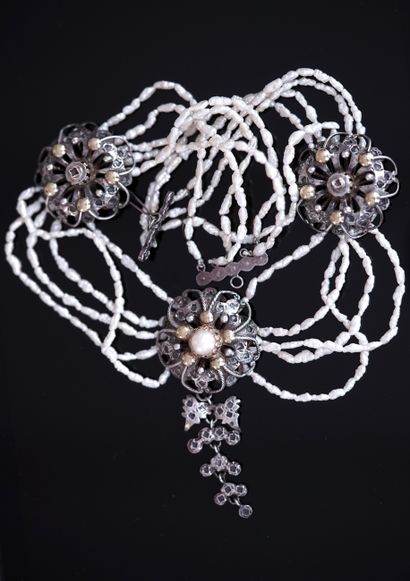 COLLIER DRAPERIE à 5 rangs de perles irrégulières...
