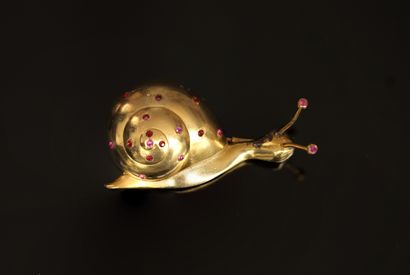 Gilded metal pin featuring a snail, the shell...