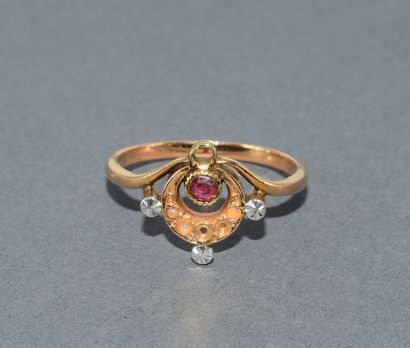 CHARMING ART NOUVEAU ring in 18K (750/°°)...