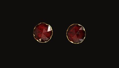 PAIRE DE CLOUS D'OREILLES en or jaune 18k...