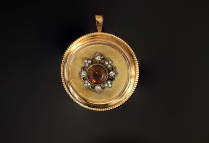 18K (750/°°) yellow gold BROCHURE PENDANT,...