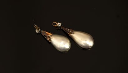 PAIRE DE PAMPILLES en or rose 18k (750/°°)...