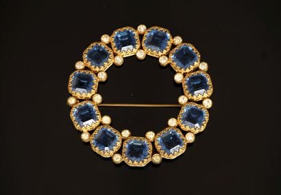 BROCHE ronde en métal doré agrémentée de...