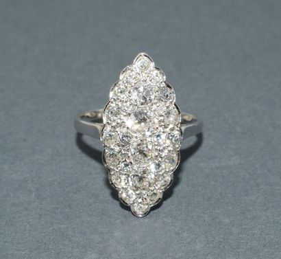 18K (750/°°) white gold marquise ring with...