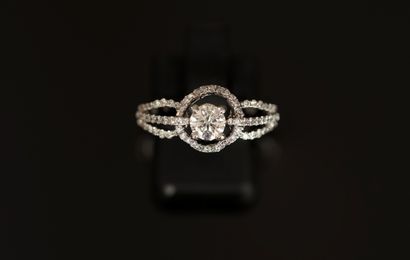 BAGUE en or gris 14K (585/°°) poinçon coquille,...