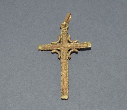 CROSS PENDANT in 18K (750/°°) yellow gold,...