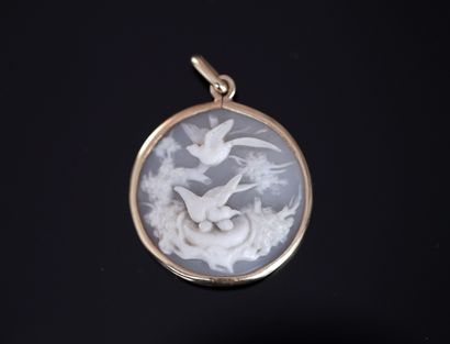 Round pendant in 18K (750/°°) yellow gold...