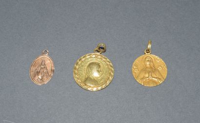 SET OF 3 PENDANTS in 18K (750/°°) yellow...