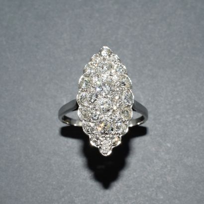 18K (750/°°) white gold marquise ring with...