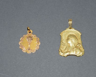 SET OF 2 MEDALS in 18K (750/°°) yellow gold...