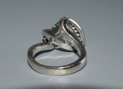 BAGUE en or blanc 18K (750/°°) poinçon tête...