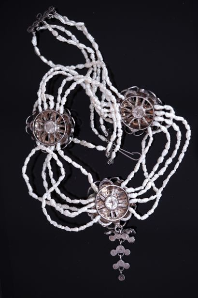 COLLIER DRAPERIE à 5 rangs de perles irrégulières...