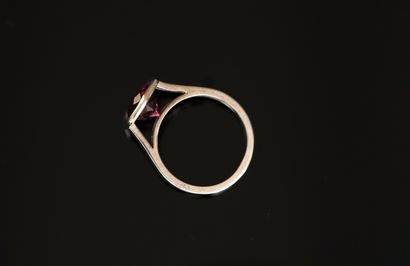 RING in 925/°° swan silver, set with a rhodolite...