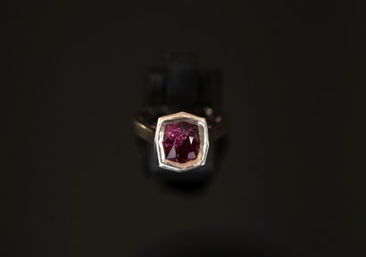 RING in 925/°° swan silver, set with a rhodolite...