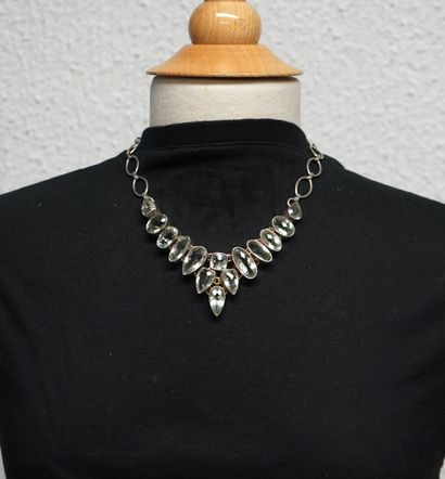 COLLIER en argent 925/°° poinçon cygne, centré...