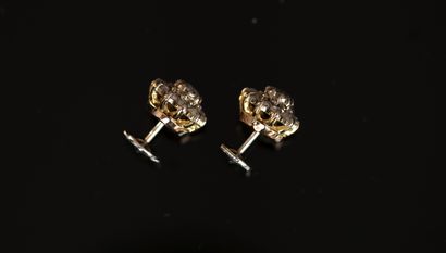 PAIRE DE CLOUS d'oreilles en or jaune et...