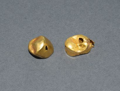LOT OF 2 gold dental crowns. PB: 1.35g.