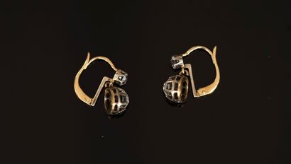 PAIRE DE DORMEUSES en or 18k (750/°°) et...