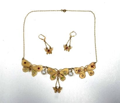 RARE ENSEMBLE comprenant un collier collerette...