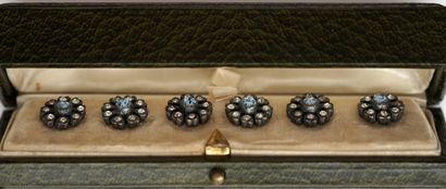 Dans un écrin ENSEMBLE de 6 BOUTONS DE COL...