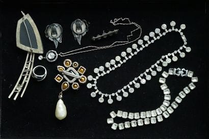 ENSEMBLE en métal argenté, strass de couleur...