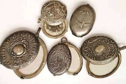 ENSEMBLE en métal argenté de 4 PENDENTIFS...