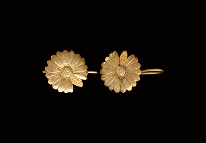 PAIRE DE PENDANTS d'oreilles en métal doré...