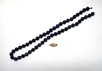 ENSEMBLE comprenant 1 rang de 50 perles de...