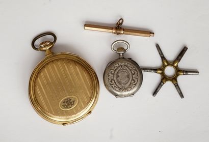 ENSEMBLE en métal doré et argent 800/°° comprenant...
