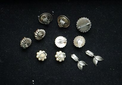 ENSEMBLE en métal argenté, perles d'imitation...