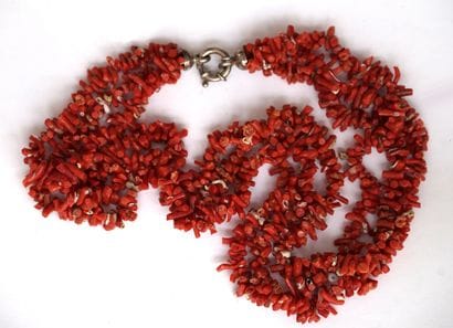 COLLAR with 3 strands of coral stick pearls....