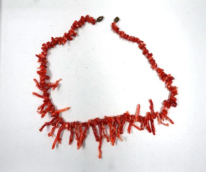 COLLIER ancien composé de branches de corail...