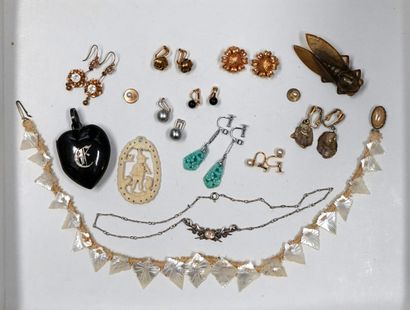 ENSEMBLE en métal argenté et doré, perles...