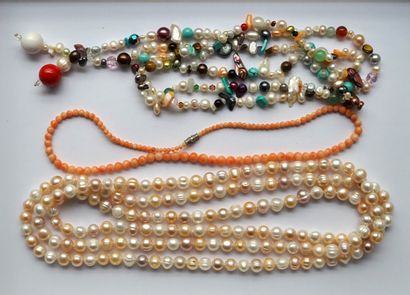 ENSEMBLE comprenant 1 collier de corail peau...