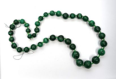COLLIER sans fermoir composé de perles quasi...