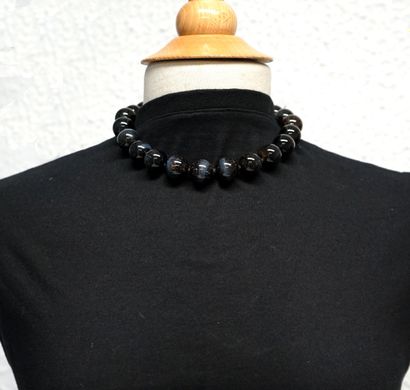 COLLIER composé de boules d'oeil de faucon,...
