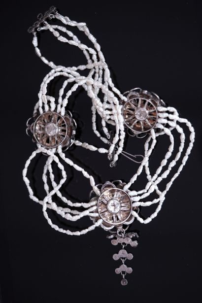 COLLIER DRAPERIE à 5 rangs de perles irrégulières...