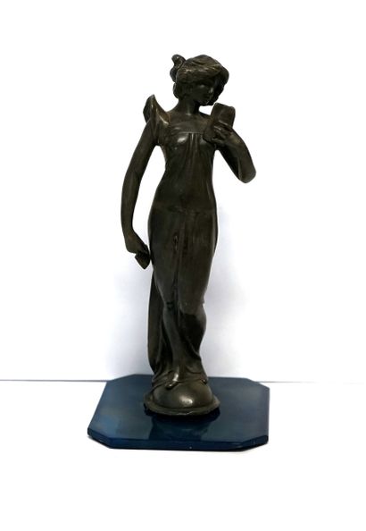 STATUETTE de jeune femme avec robe drapée...