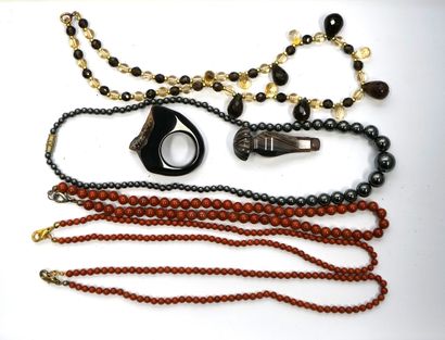 ENSEMBLE en pierres dures diverses: agate,...
