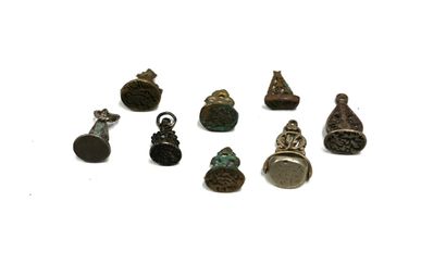 ENSEMBLE en métal argenté de 8 PENDENTIFS...