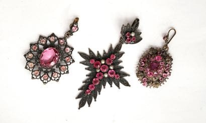 ENSEMBLE en métal argenté comprenant 2 PENDENTIFS...