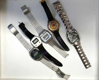 ENSEMBLE de 5 MONTRES bracelet métal doré...
