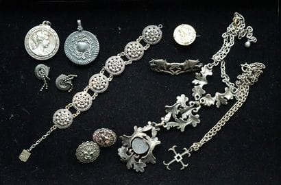 ENSEMBLE en métal argenté comprenant 1 COLLIER...