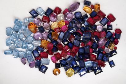 ENSEMBLE de pierres de couleur synthétiques...