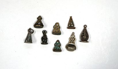 ENSEMBLE en métal argenté de 8 PENDENTIFS...
